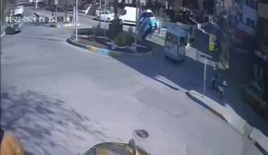 İzmir’de servis aracıyla çarpışan yolcu minibüsü devrildi: O anlar kamerada
