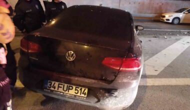 Kadıköy’de kontrolden çıkan otomobil bariyere çarptı: 3 yaralı