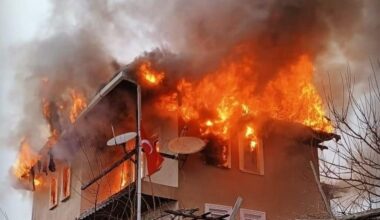 Nallıhan’da çıkan yangında 3 katlı bir ev kullanılamaz hale geldi