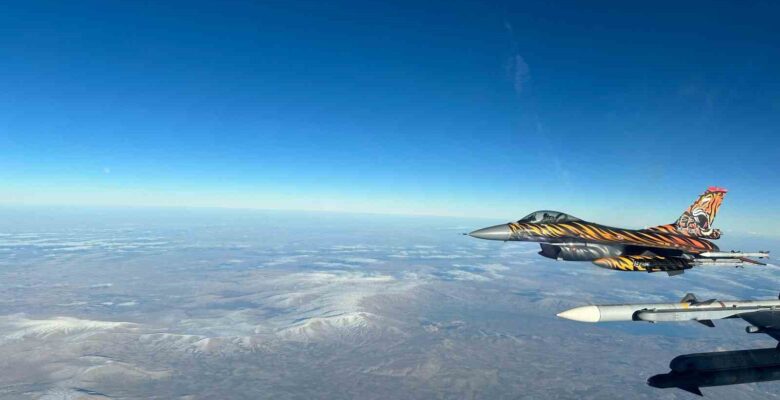 Türk savaş uçakları Kıbrıs’ın güneyinde eğitim görevi icra etti
