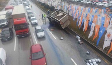 Ankara’da boya yüklü kamyon devrildi, yol maviye boyandı