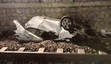 Bariyere çarpan otomobil ikiye bölünüp tren rayına düştü: 1 ölü, 2 ağır yaralı