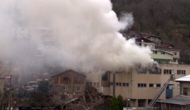 İstanbul Beykoz’da kibrit üretim atölyesinde yangın çıktı. İtfaiye ekiplerinin yangına müdahalesi sürüyor.