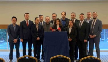 İYİ Parti yönetiminden 16 kişi “Kral Çıplak, Akşener timsah gözyaşı döküyor” diyerek istifa etti