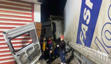 İzmir’de karşı şeride geçen tır, servis minibüsüyle çarpıştı: 2 ölü, 12 yaralı