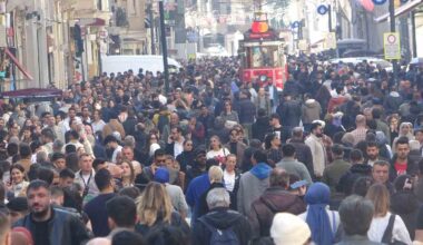 Şubat ayında güneşli ve sıcak havayı fırsat bilenler Taksim’e akın etti