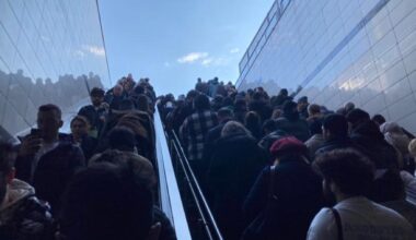 Altunizade’de metrobüs arızası: Durakta insan seli oluştu