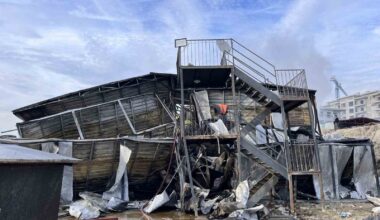 Arnavutköy’de inşaat işçilerinin kaldığı 2 katlı konteyner alev alev yandı