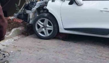 Beşiktaş’ta yokuş aşağı inerken duramayan otomobil eve daldı: 2 yaralı