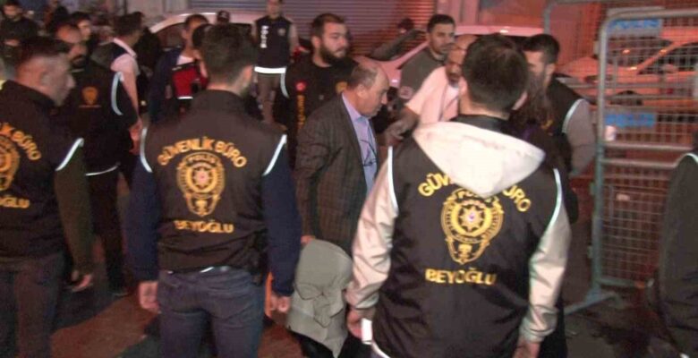 Beyoğlu’nda sayılan oylar İlçe Seçim Kurulu’na getirildi