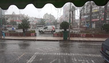 Edremit’te sağanak yağış etkili oluyor