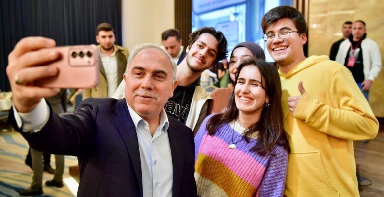 Fatih Belediye Başkanı Turan kütüphane gençleriyle iftarda bir araya geldi