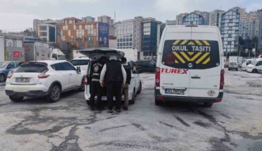 İstanbul’da okul servisi şoförünün yaşadığı korku dolu anlar kamerada: “Arabada çocuk var”