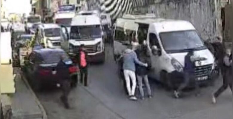 İstanbul’da trafikte “neden bana çarptın” dayağı kamerada: 5 kişi baba ve oğlunu dövdü