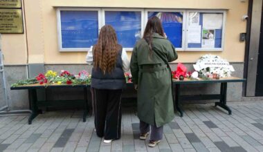 İstanbul’daki Rus vatandaşlar konsolosluk binası önüne çiçek bıraktı