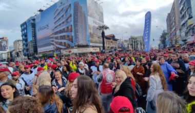 İzmir’de zam teklifini kabul etmeyen yüzlerce belediye işçisi sokağa indi