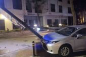 Kadıköy’de kontrolden çıkan araç park halindeki otomobile çarptı: 2 yaralı