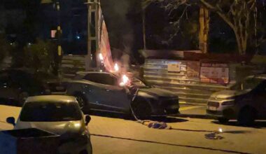 Maltepe’de seçim bayrağı asılan elektrik kablosu düştü, lüks araç yandı