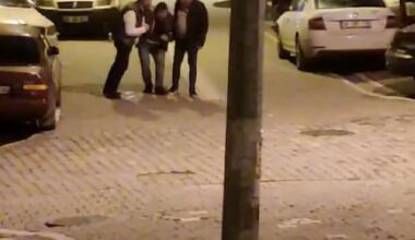 Sahur vakti sokakta bağıran alkollü şahsılara vatandaşlar pet şişe fırlattı