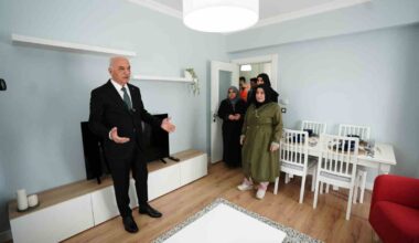 Ümraniye’de Başkan Yıldırım kentsel dönüşüm alanında örnek daireleri hak sahiplerine tanıttı