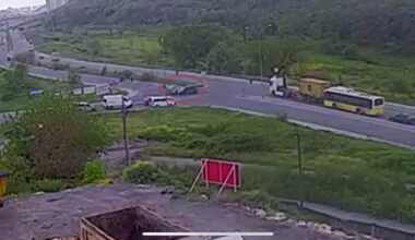 Arnavutköy’de iki otomobilin çarpıştığı kaza kamerada