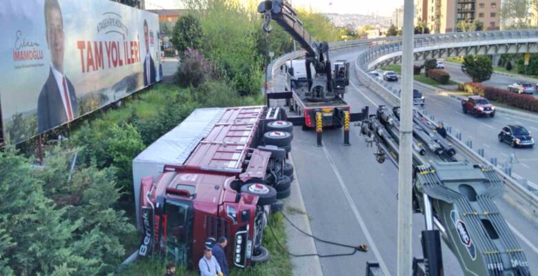 Ataşehir’de sebze yüklü kamyon virajı alamayarak yan yattı