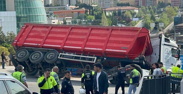 Ataşehir’de tır yan yattı, cadde trafiğe kapatıldı