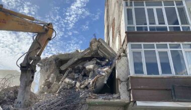 Avcılar’da kentsel dönüşüm için yıkılan binanın duvarını kullandılar, balkon açıkta kaldı