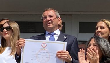 Ayvalık Belediye Başkanı Mesut Ergin mazbatasını aldı