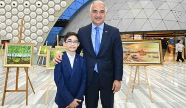 Bakan Ersoy, şehit polis memuru Hüseyin Gül’ün oğlu Talha’nın sergisini ziyaret etti