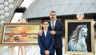 Bakan Tekin şehit polis memuru Hüseyin Gül’ün oğlu Talha’nın sergisini ziyaret etti