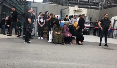 Beşiktaş’taki yangında ölenlerin yakınları hastane önünde bekliyor
