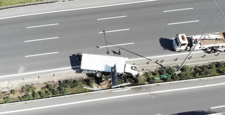 Çekmeköy’de virajı alamayan kamyon yan yattı