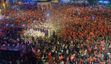 CHP’de Ahmet Akın, seçim zaferini kutladı
