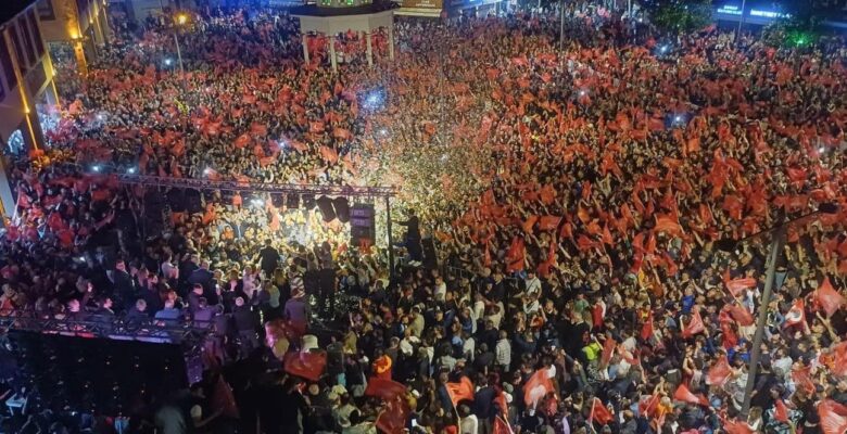CHP’de Ahmet Akın, seçim zaferini kutladı
