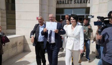 Edremit Belediye Başkanı Mehmet Ertaş mazbatasını aldı