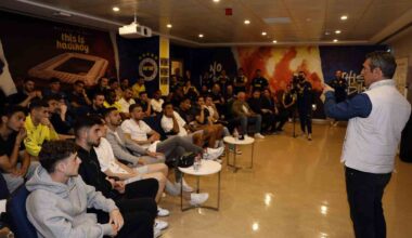 Fenerbahçe’de Başkan Ali Koç ve yönetim kurulu, futbol takımıyla bir araya geldi