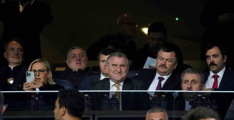 Gençlik ve Spor Bakanı Osman Aşkın Bak, Fenerbahçe – Olympiakos maçını tribünden takip etti