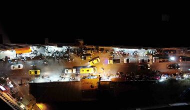 İzmir’de binlerce insan caddede kurulan tezgahlara akın etti