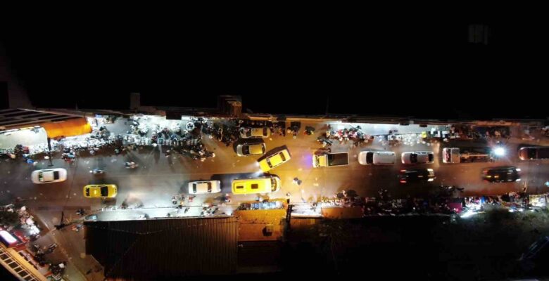 İzmir’de binlerce insan caddede kurulan tezgahlara akın etti