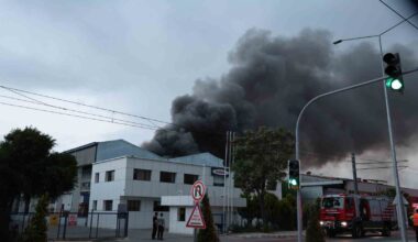 İzmir’de iki ayrı fabrikada çıkan yangına müdahale ediliyor