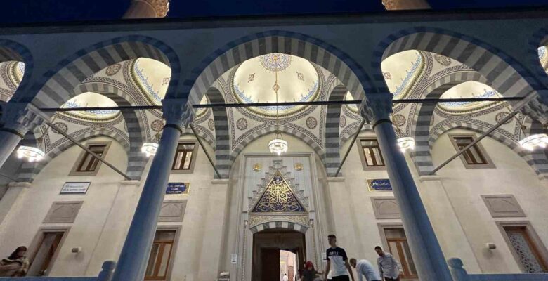 İzmir’de Kadir Gecesi dualarla idrak edildi