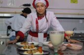 İzmir’de lise öğrencileri yemek yarışmasında hünerlerini sergiledi