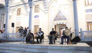 İzmir’de teravih sonrası tasavvuf musikisi keyfi