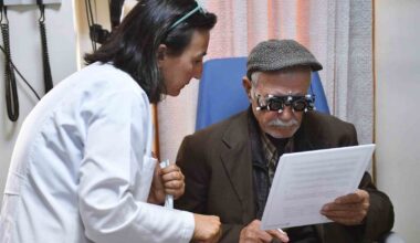 Kulakları duymayan 86 yaşındaki Cemil amca Eşrefpaşa Hastanesi’nde tedavi oldu