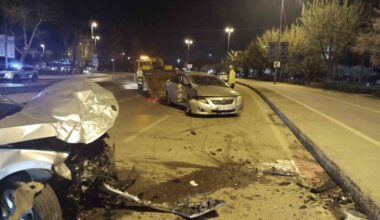Maltepe’de karşı yönlerden gelen 2 otomobil çarpıştı
