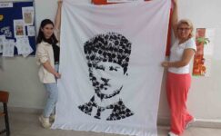 Minik öğrenciler, parmak baskısı ile Atatürk portresi yaptı