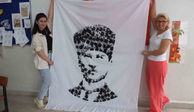 Minik öğrenciler, parmak baskısı ile Atatürk portresi yaptı
