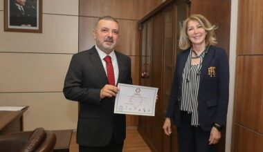 Sincan’da yeniden belediye başkanı seçilen Ercan mazbatasını aldı