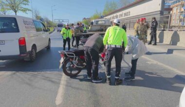 Sultangazi’de duvar ile trafik uyarı levhası arasına sıkışan motosikletli hayatını kaybetti